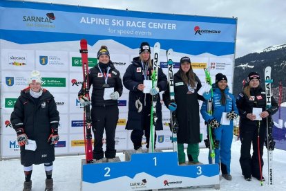Cande Moreno, tercera per la dreta, al podi de la Copa d’Europa.