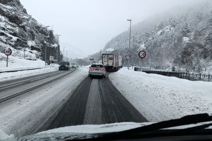 La carretera de l'Aldosa de Canillo tota nevada aquest migdia.