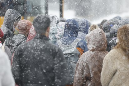 Viatgers esperant el bus al Pas de la Casa aquesta tarda