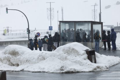 Gent esperant el bus al Pas de la Casa.