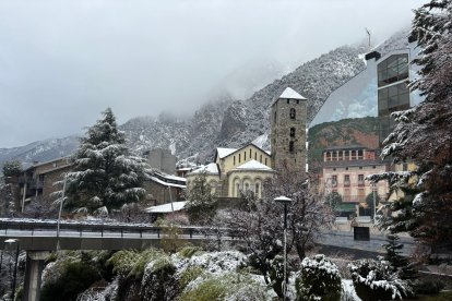 L'església de Sant Esteve d'Andorra la Vella tenyida de blanc per la neu.