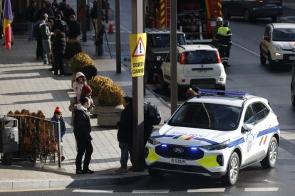 Un vehicle de la policia a l'exterior de l'edifici administratiu de Govern durant l'evacuació
