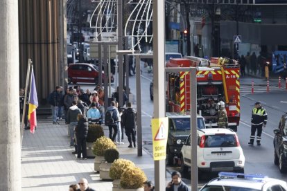 Ciutadans esperant a l'exterior de l'edifici administratiu de Govern durant l'evacuació d'aquest matí