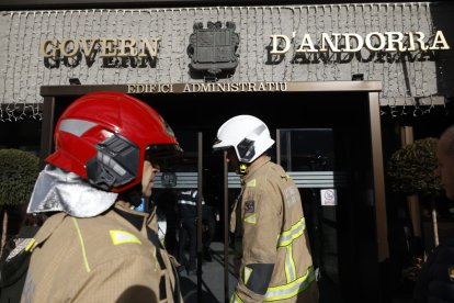 Efectius de bombers entrant a l'edifici administratiu de Govern a Prat de la Creu