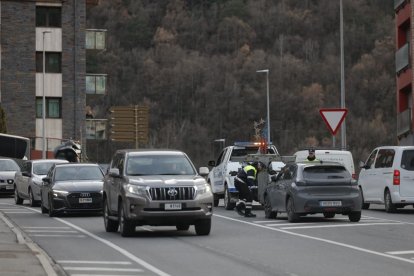 El vehicle accidentat remolcat pel servei de circulació.