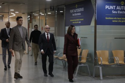 La ministra d'Afers Exteriors, Imma Tor, acompanyada del ministre de Finances, Ramon Lladós i el ministre de Territori i Urbanisme, Raul Ferré, abans de la roda de premsa.