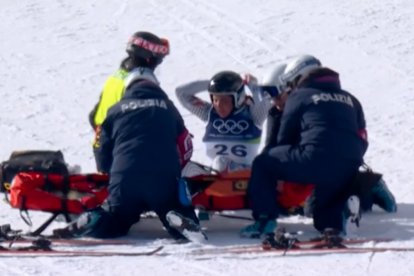 Cande Moreno, atesa pels serveis mèdics a la pista olímpica.