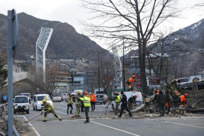 Bombers i operaris del Govern i del comú van participar en les tasques de neteja de la via.