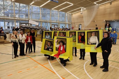 Els padrins d'Ordino es disfressen de la Línia 6 de bus i els va servir per endur-se al premi a més orginals.