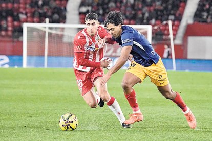 Jastin, el millor de l’FC Andorra ahir, lluita amb el jugador de l’Almeria Luna.