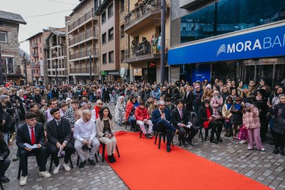 Sant Carnavalí carrega contra la política i l’habitatge en la penjada del Carnestoltes .
