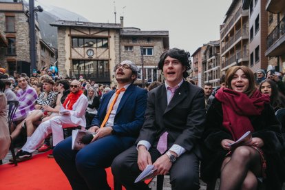 Un moment durant la representació satírica.