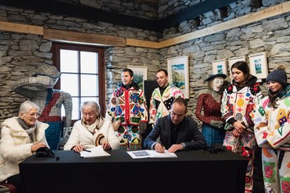 L’acte oficial de signatura de la cessió del Garibaldi i la Florentina.