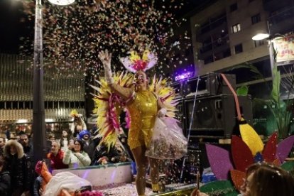 Una participant de 'Samba d’Alçada' repartint confeti entre els assistents.