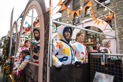 La Carrossa Meritxell portant els arlequinats infantils durant el Carnaval de Canillo celebrat ahir