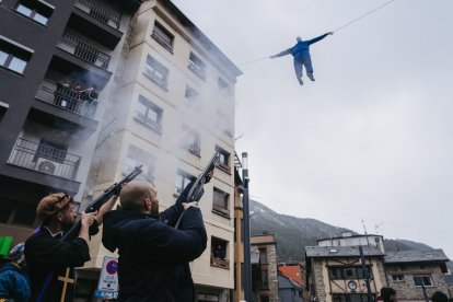 Dues persones disparen un ninot amb el símbol d'Israel durant la penjada de Carnestoltes el passat dissabte.