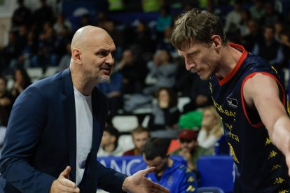 Zan Tabak dona instruccions a Pustovyi, dissabte.