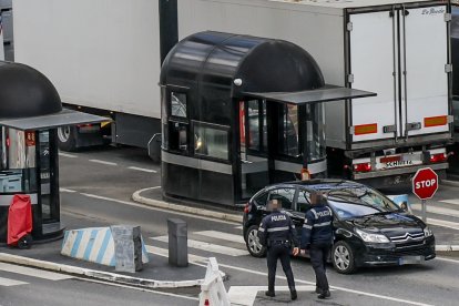 Dos policies a la zona de les garites de control, ahir.