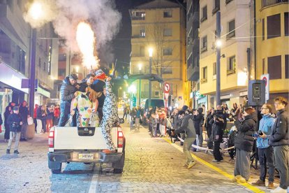 La despenjada del rei Carnestoltes, amb un ninot diferent, ahir a Encamp.