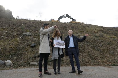 Sílvia Calvó presentant l’inici de les obres amb David Forné i Jordi Travé.