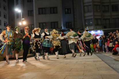 Un moment durant les actuacions de l'Esbart Sant Anna al Carnaval conjunt entre Escaldes i Andorra la Vella.