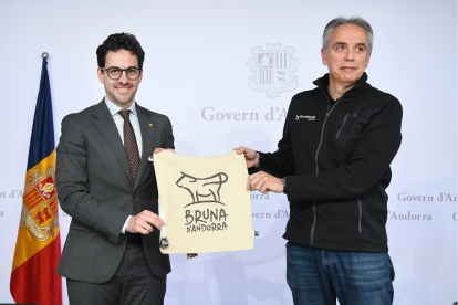 El ministre portaveu Guillem Casal amb un cartell de la raça bruna.