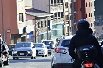 Trànsit dens a les entrades d’Encamp, Canillo i la Massana en sentit sud aquesta tarda.