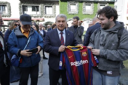 L'expresident del Barça, Joan Laporta, fotografiant-se amb un aficionat plaça de la Rotonda.