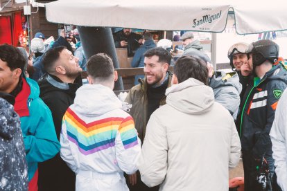 Participants en el festival d'esquí LGTB 'Maricongelada' que es celebra al Pas de la Casa