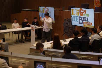 Alumnes al Consell General durant la primera sessió de la Lliga de debat.