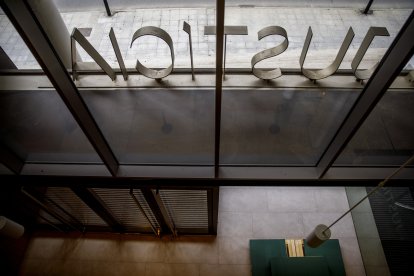 Entrada de la seu de la Justícia.