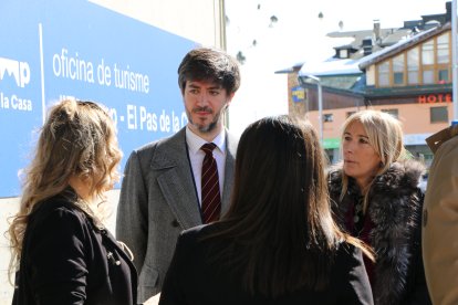 El síndic general, Carles Ensenyat, i la subsíndica general, Sandra Codina, durant la seva visita institucional al Pas de la Casa.