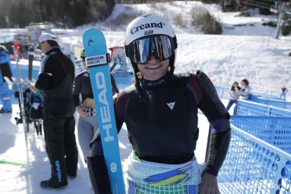 L'esquiadora Jordina Caminal després del descens.