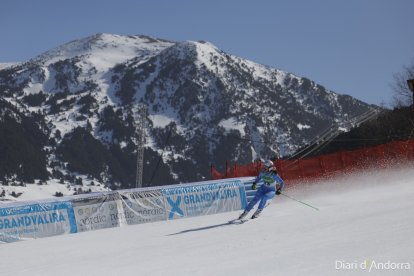 L'esquiadora Elena Curtoni durant la baixada.