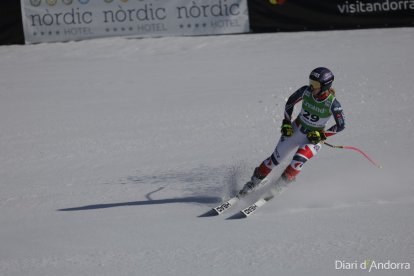 L'esquiadora Laura Gauche finalitzant la prova.