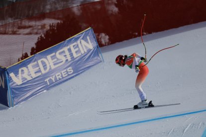 L'esquiadora suïssa, Corinne Suter, al salt final de la pista Àliga