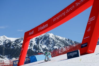 L'esquiadora Jordina Caminal, en el moment de realitzar el descens a la Copa del Món femenina celebrada al Tarter.