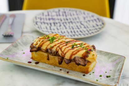 Torrada amb galta de porc estofat al vi amb allioli gratinat.