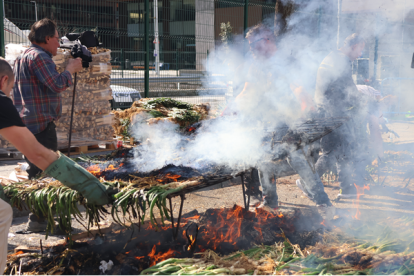 Calçots cuinant-se durant el Carnaval d'Escaldes.