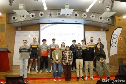 Membres de la Federació Andorrana de Ciclisme i D'Andbank durant la presentació del conveni entre ambdues empreses