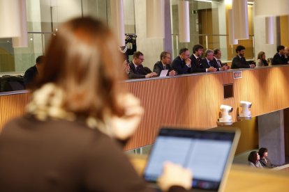 El cap de Govern, Xavier Espot, i el síndic general, Carles Ensenyat, acompanyat d'altres personalitats polítiques al Consell General durant la sessió del Dia de la Dona.