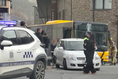 L'autobús i el vehicle implicats en l'accident a la Massana.