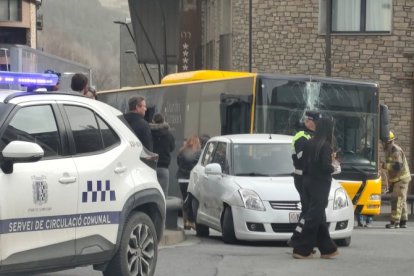 L'autobús i el vehicle implicats en l'accident a la Massana