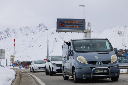 Vehicles sortint del Pas de la Casa, en direcció l’RN-20.
