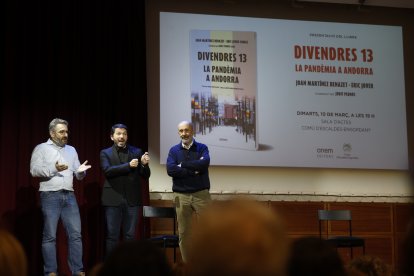 Els autors del llibre, l'exministre de Finances i portaveu del Govern, Eric Jover, juntament amb l'exministre de Salut, Joan Martínez Benazet, durant la presentació.