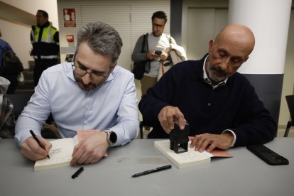 Els autors del llibre, l'exministre de Finances i portaveu del Govern, Eric Jover, juntament amb l'exministre de Salut, Joan Martínez Benazet, signant exemplars.