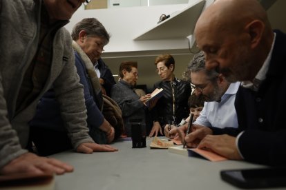 Els autors del llibre, l'exministre de Finances i portaveu del Govern, Eric Jover, juntament amb l'exministre de Salut, Joan Martínez Benazet, signant exemplars.