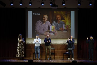 Els autors del llibre, l'exministre de Finances i portaveu del Govern, Eric Jover, juntament amb l'exministre de Salut, Joan Martínez Benazet, durant la presentació.