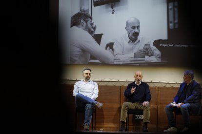 Els autors del llibre, l'exministre de Finances i portaveu del Govern, Eric Jover, juntament amb l'exministre de Salut, Joan Martínez Benazet, durant la presentació.