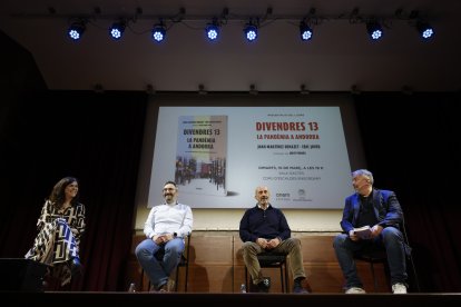 Els autors del llibre, l'exministre de Finances i portaveu del Govern, Eric Jover, juntament amb l'exministre de Salut, Joan Martínez Benazet, durant la presentació.